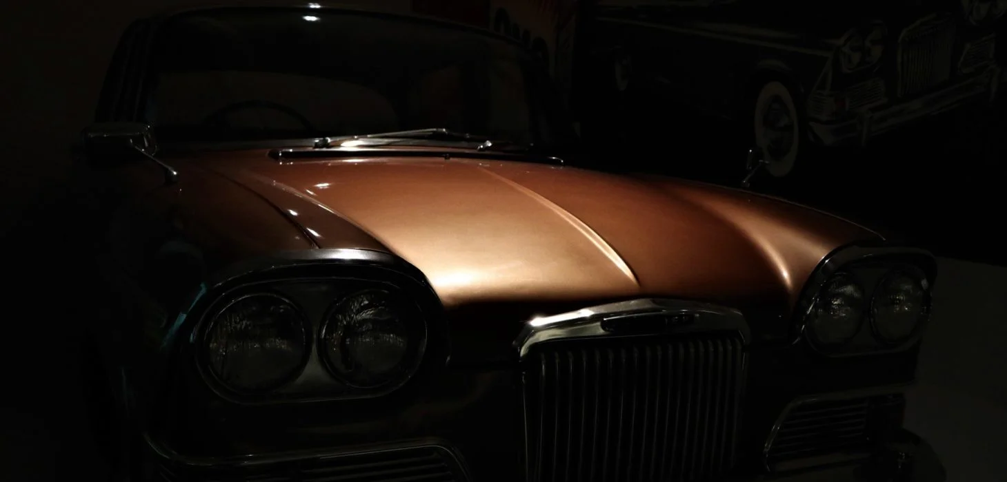 Silhouette eine braunen Oldtimers