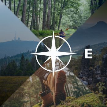 Kompasskreuz, das auf den Buchstaben "E" zeigt. Im Hintergrund Naturaufnahmen.