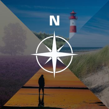 Kompassrose, die auf den Buchstaben "N" zeigt. Im Hintergrund Naturaufnahmen, ein Leuchtturm und Meer.
