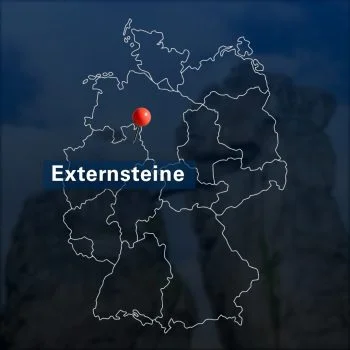 Deutschlandkarte mit weißen Umrissen vor blauem Hintergrund. Eine Pinnnadel steckt im westliche Teil. Darunter der Name "Externsteine".