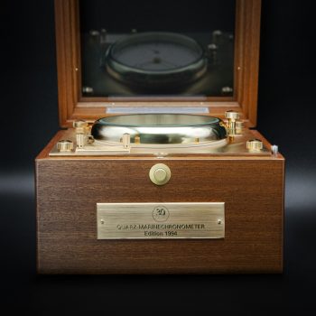 Frontalansicht der geöffneten Holzbox mit Messingschild des Quarz-Marinechronometer Edition 1994.