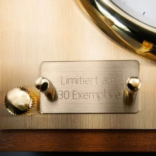 Messingplakette "Limitiert auf 30 Exemplare" auf dem Quarz-Marinechronometer Edition 1994.