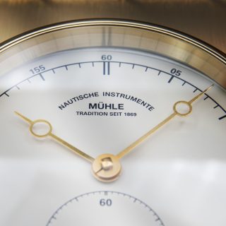 Detailansicht der Zeiger des Quarz-Marinechronometer Edition 1994.