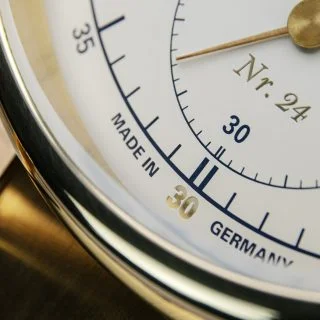 Detailansicht der "30" auf dem Zifferblatt des Quarz-Marinechronometer Edition 1994.