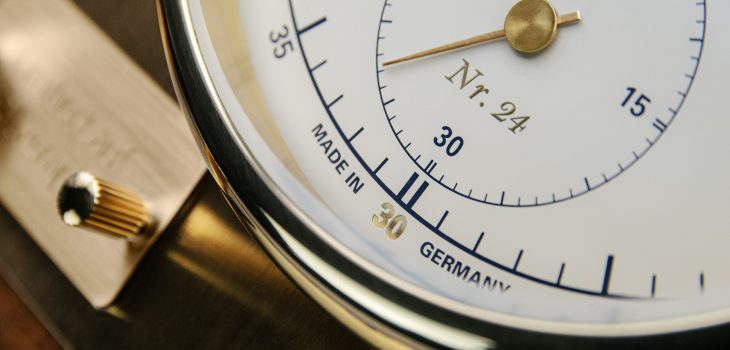 Detailansicht der "30" auf dem Zifferblatt des Quarz-Marinechronometer Edition 1994.