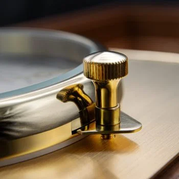 Detailansicht des Drückers am Zifferblatt des Quarz-Marinechronometer Edition 1994.