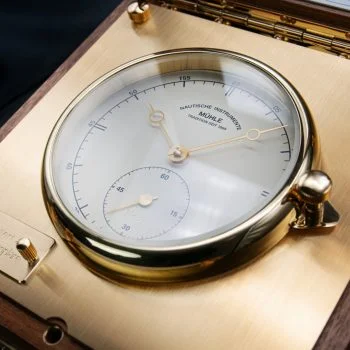 Ansicht von schräg rechts oben auf das Zifferblatt des Quarz-Marinechronometer Edition 1994.