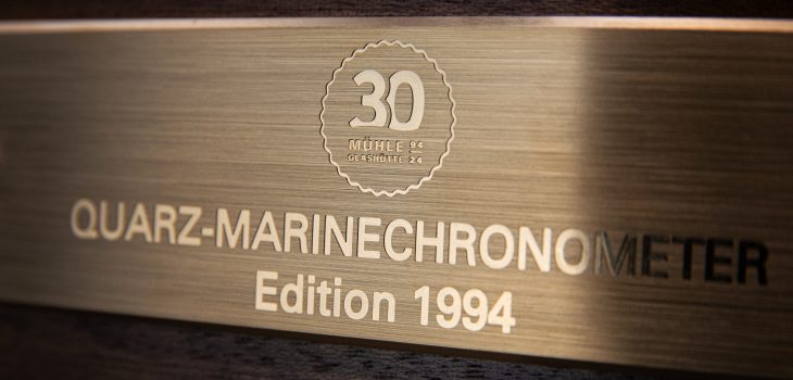 Messingplakette mit Jubiläumslogo und Name "Quarz-Marinechronometer Edition 1994".