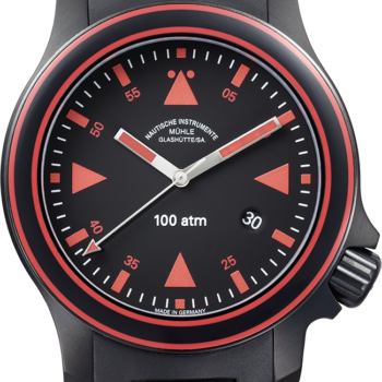S.A.R. Anniversary-Timer: Frontalansicht einer Armbanduhr mit schwarzem Zifferblatt, roten Indizes, schwarz-roter Lünette mit schwarzem Gehäuse an einem schwarzen Kautschukband.