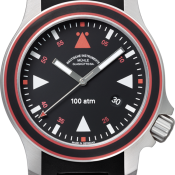 S.A.R. Anniversary-Timer: Frontalansicht einer Armbanduhr mit schwarzem Zifferblatt, roten und weißen Indizes, schwarz-roter Lünette mit matt-silbernem Gehäuse an einem schwarzen Kautschukband.