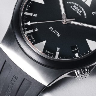 Detailaufnahme des S.A.R. Mission-Timers am schwarzen Kautschukband mit Fokus auf den Gehäuserand bei 6 Uhr.