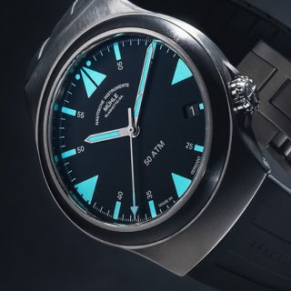 Leicht schräge Ansicht auf das Zifferblatt des S.A.R. Mission-Timers mit blau-grün nachleuchtenden Indizes.
