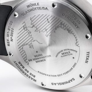 Gehäuseboden des S.A.R. Mission-Timer TITAN graviert mit der deutschen Küstenlinie.