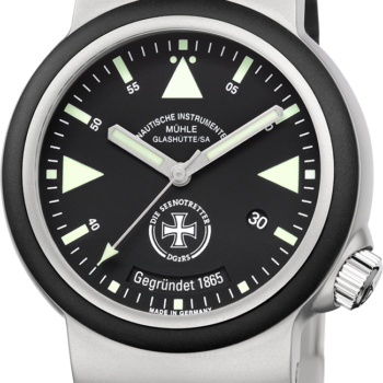 S.A.R. Rescue-Timer "150 Jahre DGzRS": Frontalansicht einer Armbanduhr mit schwarzem Zifferblatt, schwarzer Lünette, matt-silbernem Gehäuse und schwarzem Kautschukband.