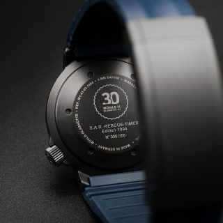Rückansicht des S.A.R. Rescue-Timer Edition 1994 mit Blick auf den Gehäuseboden mit 30-Jahre Jubiläumslogo.