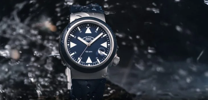 Frontalansicht des S.A.R. Rescue-Timers mit blauem Zifferblatt im Wasser