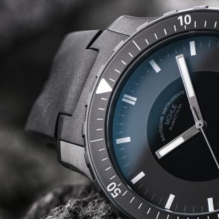 Detailaufnahme des Sea-Timer BlackMotion mit Fokus auf den Gehäuserand bei 12 Uhr und dem schwarzen Kautschukband.