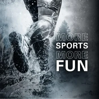 Beine eines Läufers mit Sportkleidung, der durch eine Pfütze rennt. Daneben Text "More Sports. More Fun."