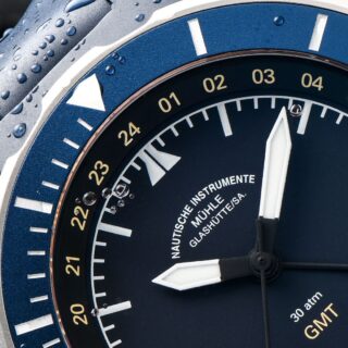 Detailansicht des GMT-Rehaut und der Doppelindize bei 12 Uhr der Seebataillion GMT