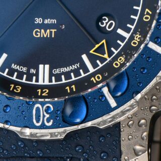 Detailansicht des GMT Zeigers und der Lünette der Armbanduhr "Seebataillion GMT"