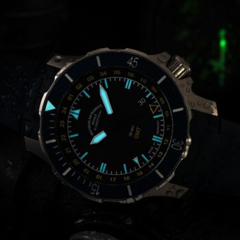 Nachtansicht mit nachleuchtenden Zeigern und Indizes der Seebataillion GMT