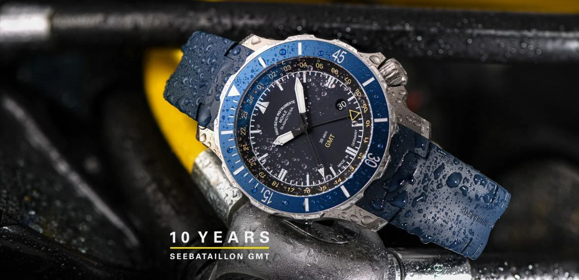 Armbanduhr Seebataillion GMT am blauen Kautschukband seitlich liegend mit Jubiläumslogo