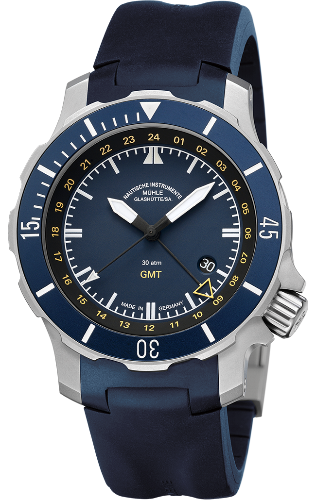 Seebataillion GMT: Frontalansicht einer Armbanduhr mit blauem Zifferblatt und blauer Lünette in einem matt-silbernem Gehäuse an einem blauen Kautschukband.
