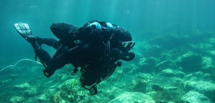 Minentaucher des Deutschen Seebataillions unter Wasser bei einem Tauchgang