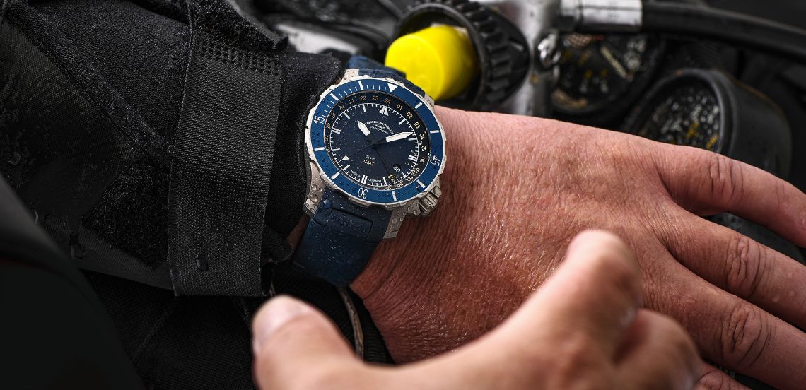 Wristshot der Seebataillion GMT mit Taucherequipment im Hintergrund