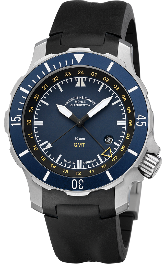 Seebataillion GMT: Frontalansicht einer Armbanduhr mit blauem Zifferblatt und blauer Lünette in einem matt-silbernem Gehäuse an einem schwarzen Kautschukband.
