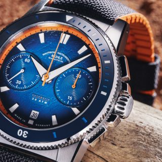 Nahaufnahme des Sportivo Active Chronograph liegend auf einem Ast