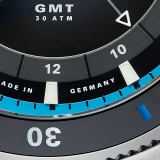 Makroaufnahme des Zifferblatts der Sportivo GMT mit Fokus auf die zweite Zeitzone