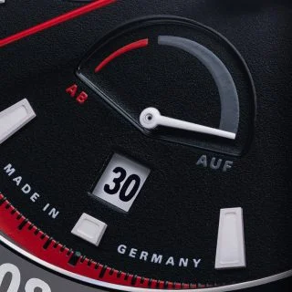 Detailansicht der Gangreserveanzeige und der Datumsanzeige des Sportivo Power Chronograph First Edition