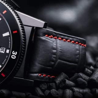 Detailansicht des wasserresistenten schwarz-roten Lederbandes am Sportivo Power Chronograph First Edition