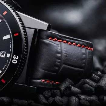 Detailansicht des wasserresistenten schwarz-roten Lederbandes am Sportivo Power Chronograph First Edition
