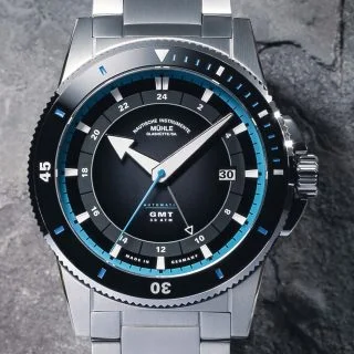 Frontalansicht der Sportivo Travel GMT mit grauem Zifferblatt und Metallband