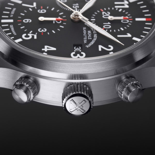 Detailaufnahme des Terrasport I Chronograph mit schwarzem Zifferblatt, Fokus auf die rechte Gehäuseseite mit Drückern und Krone.