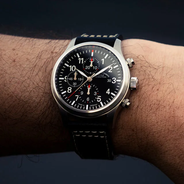 Armbanduhr Terrasport I Chronograph mit schwarzem Zifferblatt und schwarzem Lederband wird am Handgelenk getragen.
