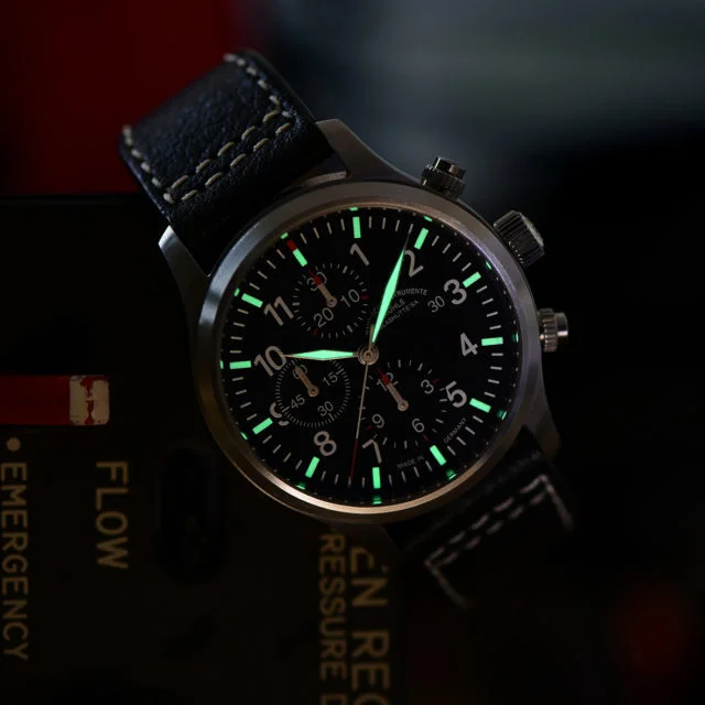 Nachtaufnahme des Terrasport I Chronograph mit schwarzem Zifferblatt und nachleuchtenden Zeigern und Indizes.