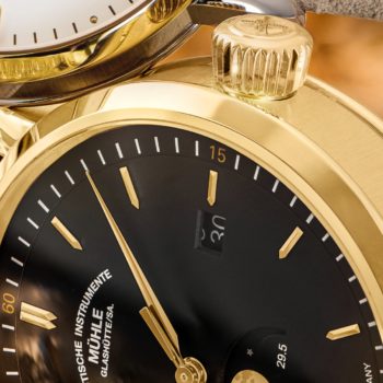 Detailaufnahme des rechten Gehäuserandes der Teutonia IV Mondphase Gold und der Krone.