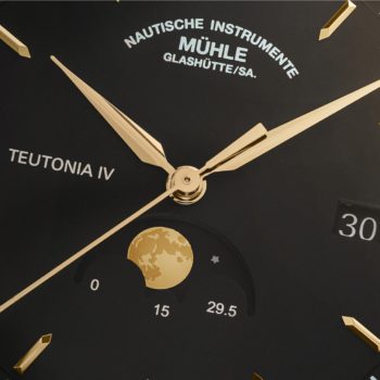 Detailaufnahme der goldenen Mondphasenanzeige und der Zeiger der Teutonia IV Mondphase Gold.