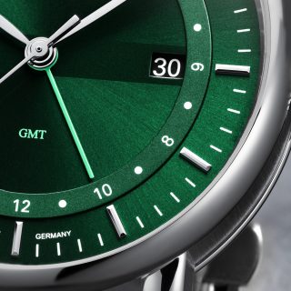 Nahaufnahme des grünen Zifferblatts der Teutonia II GMT mit Fokus auf die zweite Zeitzone