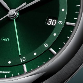 Detailaufnahme der Teutonia II GMT mit Fokus auf das Zifferblatt zwischen 3 und 5 Uhr und das Datumsfenster.