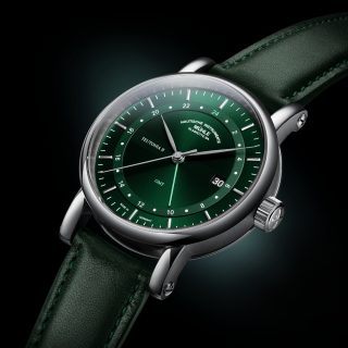 Leicht schräge Draufsicht auf die Armbanduhr "Teutonia II GMT" mit grünem Zifferblatt und Lederband vor schwarzem Hintergrund.