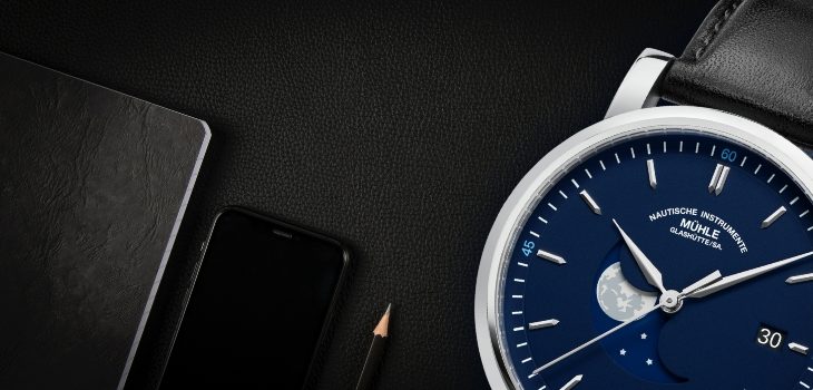 Anschnitt der Teutonia IV Bluemoon auf einer schwarzen Unterlage, daneben ein schwarzer Stift und ein Smartphone.