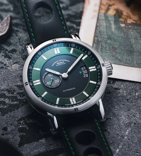 Leichte schräge Draufsicht auf die Armbanduhr Teutonia Sport II "British Racing Green" am schwarzen Lederband mit grüner Kontrastnaht.
