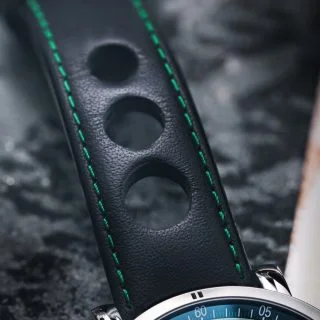 Detailaufnahme des schwarzen Lederbandes mit grüner Kontrastnaht an der Teutonia Sport II "British Racing Green".