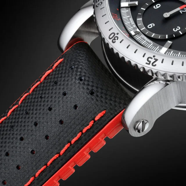 Detailansicht der Teutonia Sport I mit Fokus auf das schwarz-rote Leder-Kautschukband am unteren Gehäuserand der Uhr.