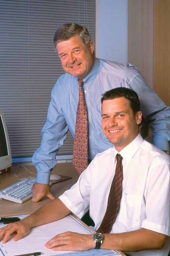 Thilo und Hans-Jürgen Mühle an einem Schreibtisch