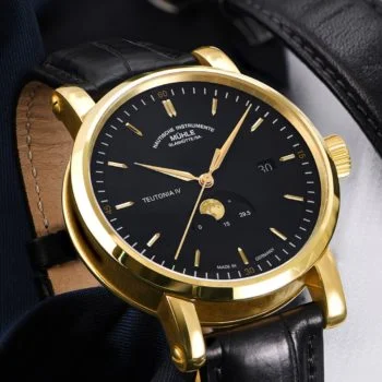 Schräge Draufsicht auf die Armbanduhr Teutonia IV Mondphase Gold am schwarzen Lederband